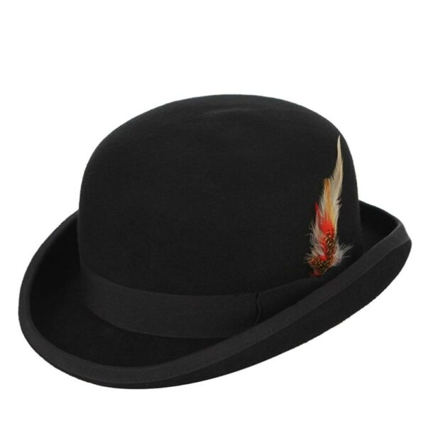 Chapeau melon noir avec plume multicolore, sur fond blanc