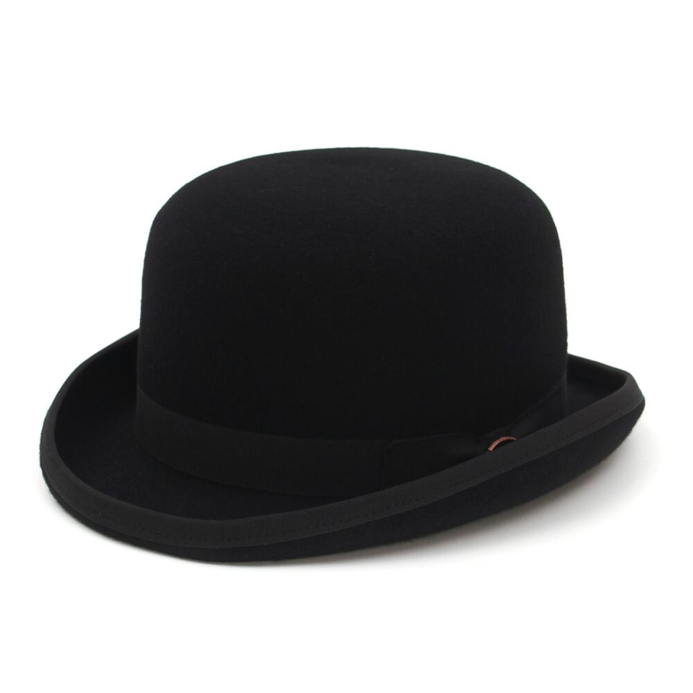 chapeau melon noir en laine avec boucle en métal, sur fond blanc