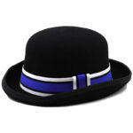chapeau melon en laine noir avec ruban rayé bleu et blanc, sur fond blanc