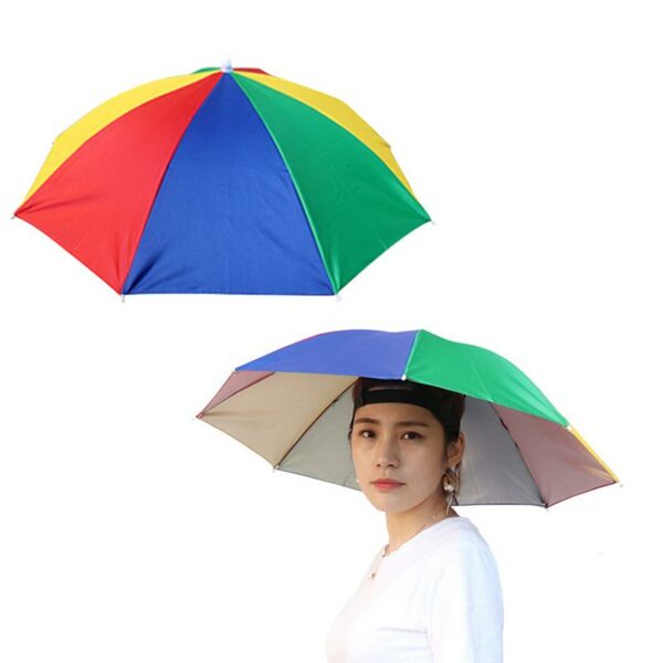 Femme portant un chapeau parapluie aux couleurs d'un arc-en-ciel.