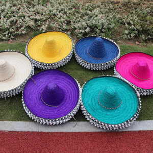 Photo de chapeaux mexicain de toutes les couleurs sur une pelouse