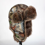 Chapeau de chasse chaud et épais couvre oreille avec fourrure marron et dessin d'animaux de la forêt.