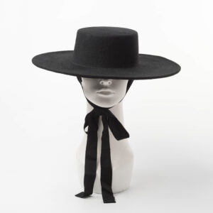 Chapeau breton en feutre de laine noir sur une mannequin de tete