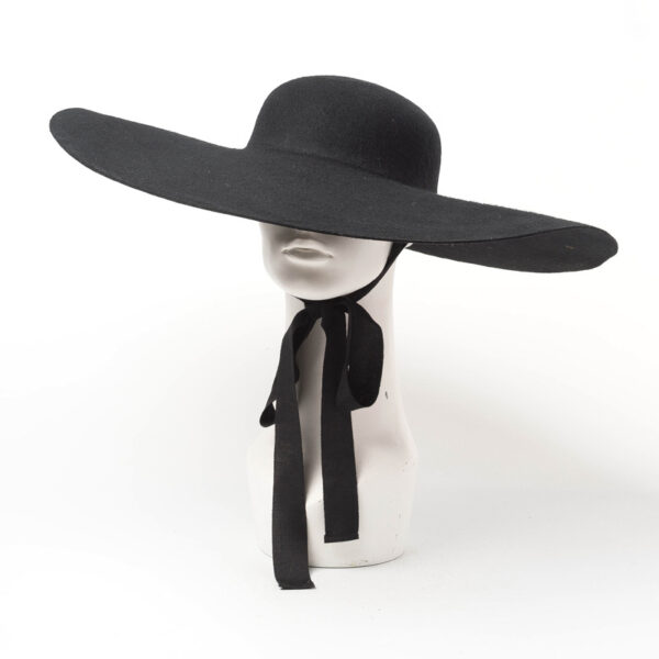 Chapeau breton en feutre de laine noir sur un mannequin de tête