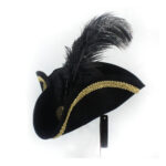 Chapeau de pirate noir avec une plume noire.