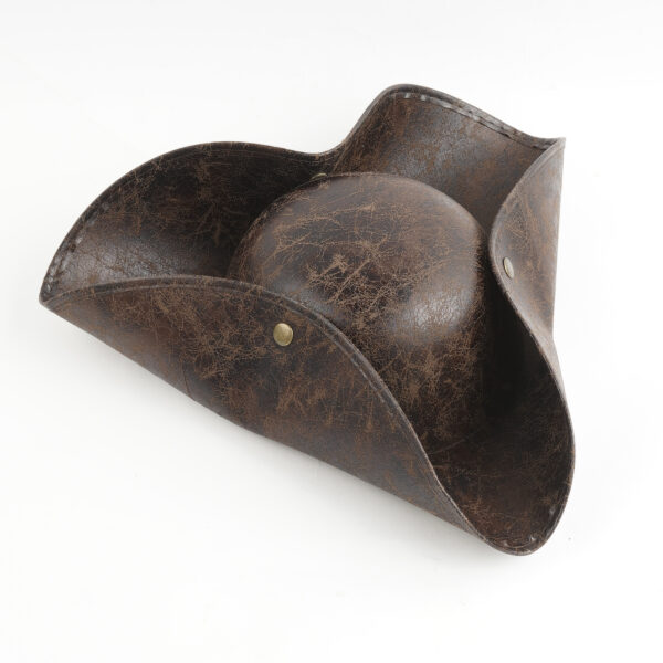 Tricorne de pirate en cuir marron.