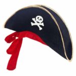 Chapeau de pirate pour enfant noir avec tête de mort blanc au milieu et bandeau rouge en dessous.