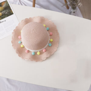 Chapeau en paille avec pompons pour fille