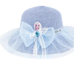 chapeua en paille bleu pour fille avec la reine des neiges, de la tulle bleue et des sequins argentés, sur fond blanc