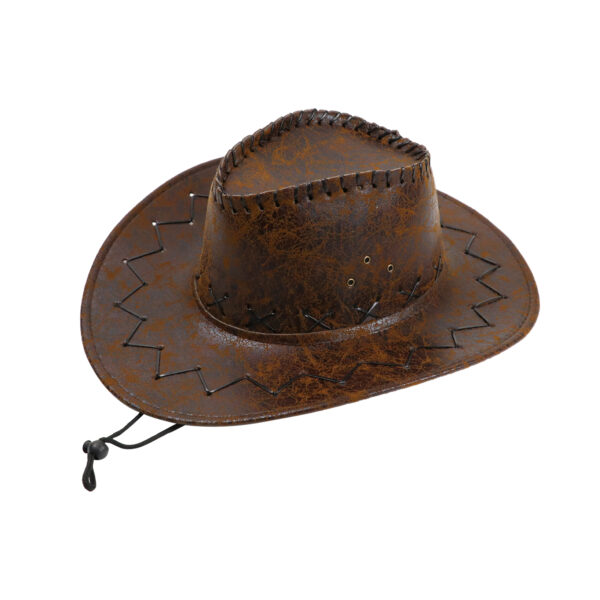 Chapeau de cowboy marron en imitation cuir avec des lacets cousus en V sur les bords du chapeau et un cordon qui dépasse sur le devant.