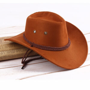 Chapeau orange de cowboy avec deux petits trous dedans et une corde autour de la tête. Le chapeau est posé sur une surface en bois blanche et des rouleaux beiges.