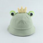 Bob vert pâle avec des yeux de grenouille et une petite couronne jaune entre les deux yeux.