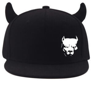 Casquette noire en coton avec des petites cornes sur le dessus et le dessin d'une tête de bulldog blanche imprimé sur le devant