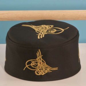 chapeau marocain noir avec des symboles dorés