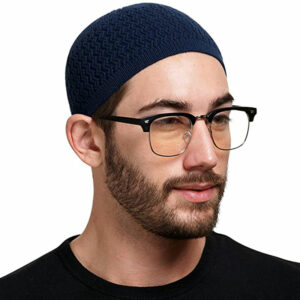Homme à lunettes portant un bonnet tricoté marocain bleu marine