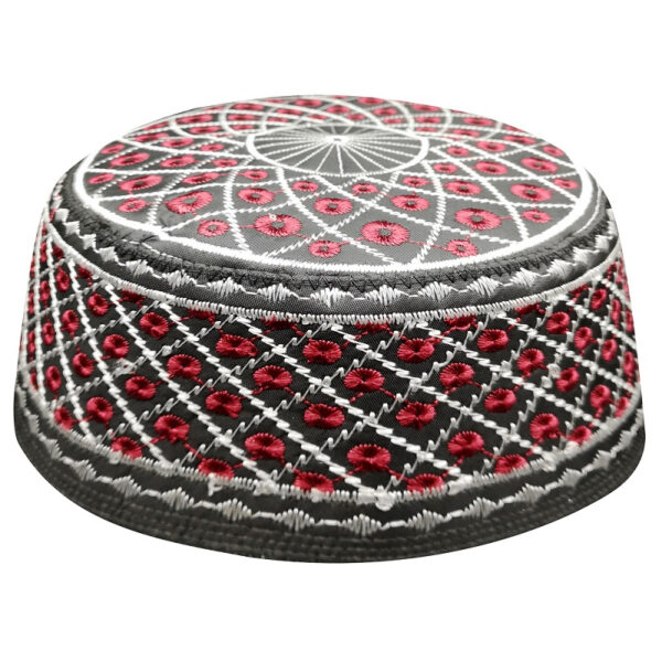 Photo d'un chapeau marocain brodé rouge et blanc