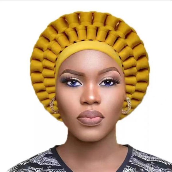 Photo d'une femme africaine portant un turban nigerian jaune