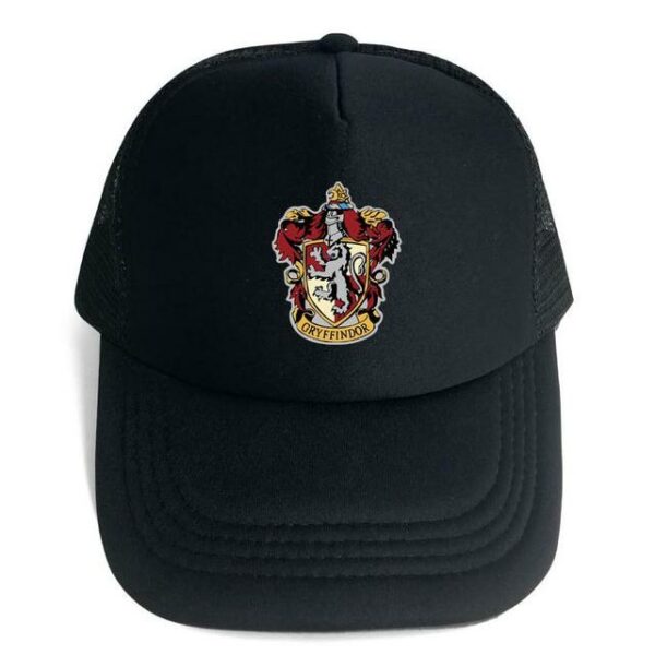chapeau casquette noir avec motif de Gryffondor. Sur fond blanc.