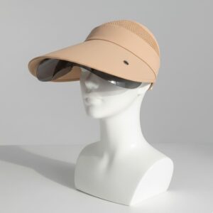 Chapeau anti UV avec visière rétractable de couleur beige posé sur un buste de mannequin blanc.