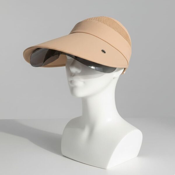 Chapeau anti UV avec visière rétractable de couleur beige posé sur un buste de mannequin blanc.