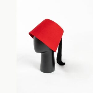 Grand chapeau turc rouge sur fond blanc