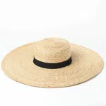 chapeau en paille beige pour femme avec ruban noir sur fond blanc