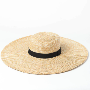 chapeau en paille beige pour femme avec ruban noir sur fond blanc