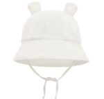 Superbe chapeau pour bébé avec des petites oreilles d'ourson. Blanc avec lien à nouer.