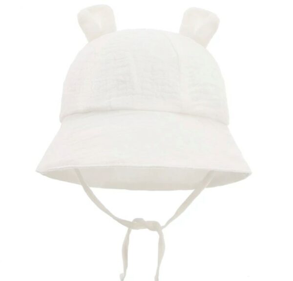Superbe chapeau pour bébé avec des petites oreilles d'ourson. Blanc avec lien à nouer.
