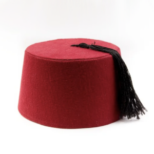 chapeau turc rouge avec un pompon noir