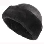 Magnifique chapeau en cuir et fourrure, noir, le haut est en cuir grainé et le rabat en fausse fourrure. Idéal pour l'hiver.