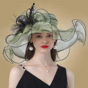Photo d'une femme portant un chapeau catherinette en organza vert