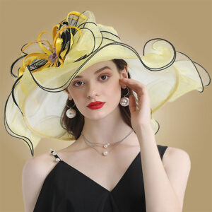 Femme portant un grand chapeau en organza jaune de Catherinette