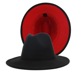 Magnifique chapeau espagnol en feutre noir à l'extérieur et rouge à l'intérieur. très chic, élégant.