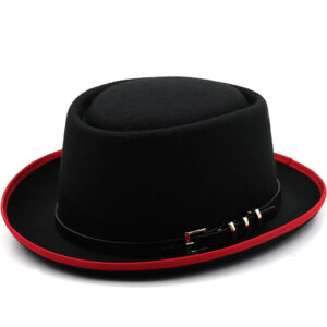 Magnifique chapeau noir avec une bordure rouge.