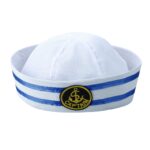 Chapeau de marin avec une pastille de capitaine noire et dorée et des lignes bleues sur les bords du chapeau