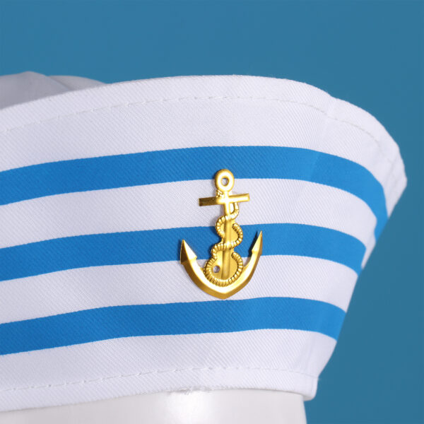 Chapeau de marin avec des rayures bleues et une encre dorée sur le devant avec un fond bleu sur l'image