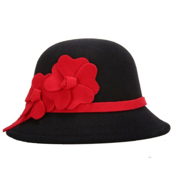 Joli chapeau en feutre noir et rouge avec des fleurs en refief sur le ruban