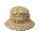 Très joli chapeau en forme de cloche, en paille, très simple et champêtre.