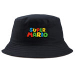 Chapeau bob noir avec une inscription "super mario" en couleurs