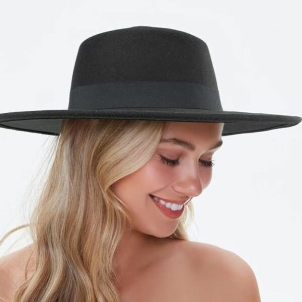 une femme blonde portant un chapeau espagnol noir