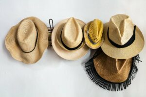 chapeau de paille sur un portant