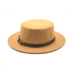 Chapeau italien beige, entouré par une lanière marron avec une boucle de ceinture
