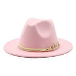 Chapeau italien, en feutre de couleur rose clair, entouré par une double-corde fine blanche avec trois maillons qui la lie