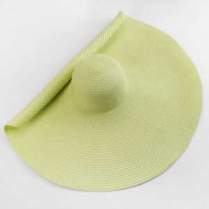 Chapeau capeline, à larges bords, en paille vert clair avec un côté légèrement enroulé
