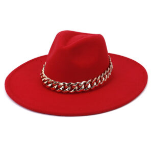 Chapeau Fedora rouge, à bord large et entouré d'une chaine épaisse