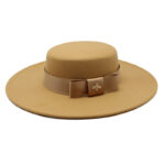 Un chapeau en feutrine marron avec un ruban noué autour sur fond blanc
