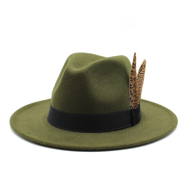 Chapeau italien, en feutre de laine vert kaki, entouré par un ruban noir et deux plumes marron sur le côté