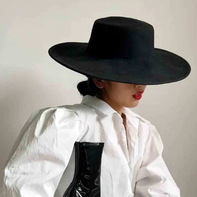 Femme portant un chapeau borsalino élégant en feutre