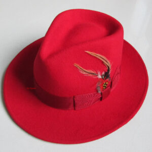 Chapeau Borsalino en feutre de laine rouge, entouré d'un ruban rouge et d'une plume de couleur noir